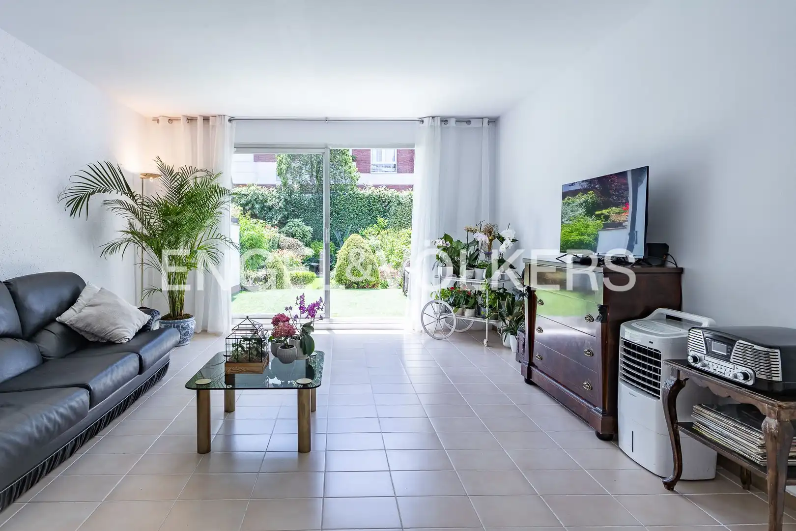 Sala d'estar de Casa o xalet en venda en Sant Cugat del Vallès amb Aire condicionat, Calefacció i Jardí privat