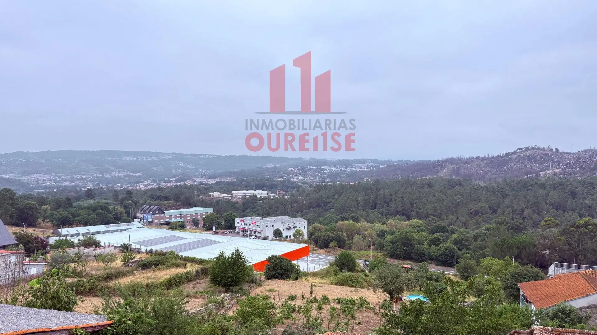Vista exterior de Casa o xalet en venda en San Cibrao das Viñas amb Terrassa i Moblat