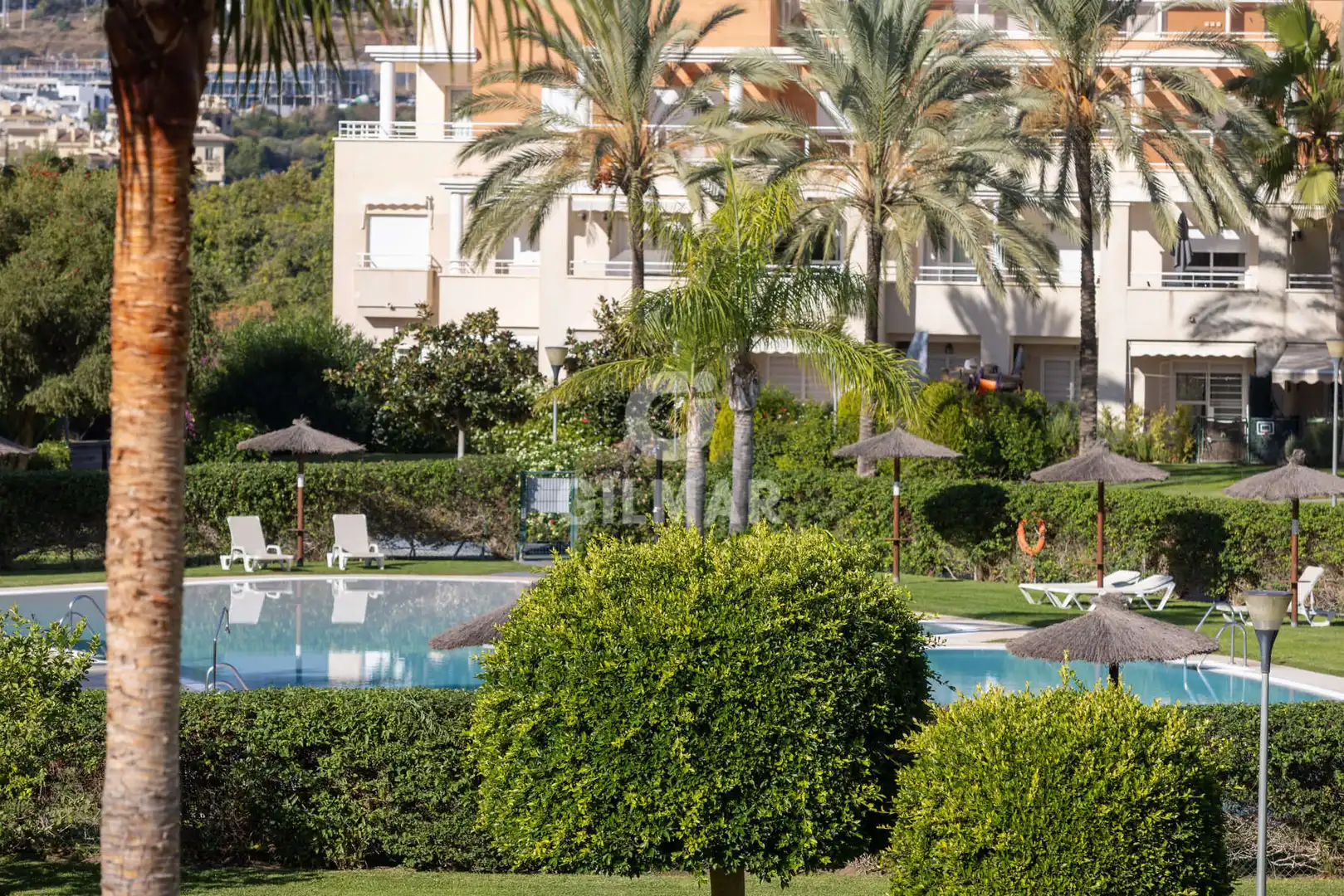 Vista exterior de Dúplex en venta en Estepona con Calefacción, Jardín privado y Piscina