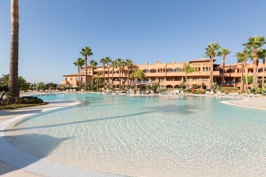 Piscina de Apartament en venda en Estepona amb Aire condicionat, Terrassa i Piscina