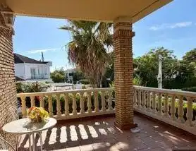 Vista exterior de Casa o xalet en venda en Punta Umbría amb Aire condicionat, Jardí privat i Parquet