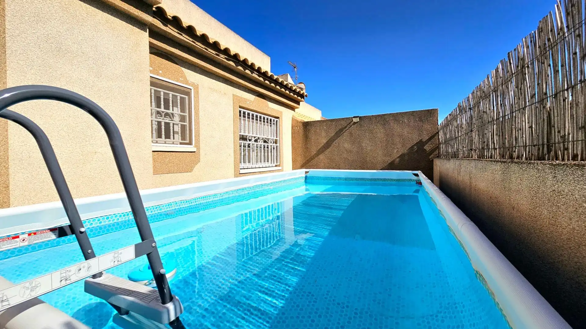 Piscina de Casa adosada en venda en Cartagena amb Aire condicionat, Calefacció i Jardí privat