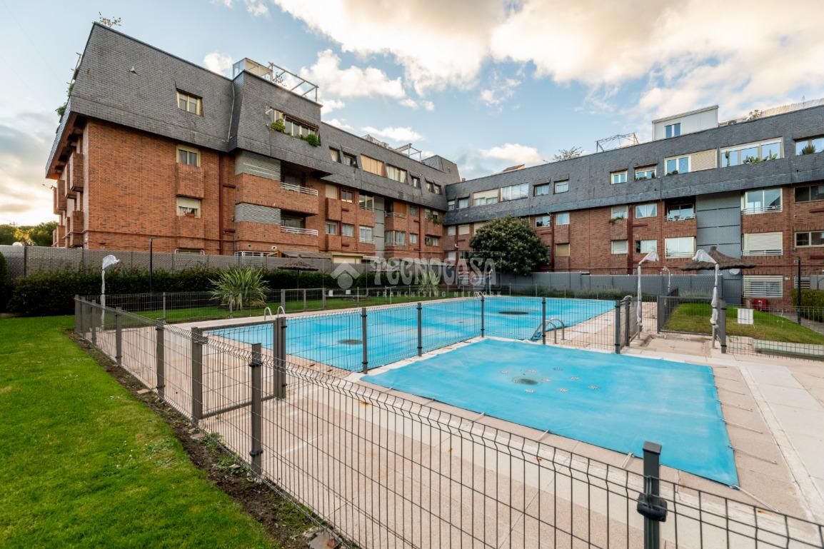 Vista exterior de Pis en venda en Las Rozas de Madrid amb Terrassa i Piscina comunitària