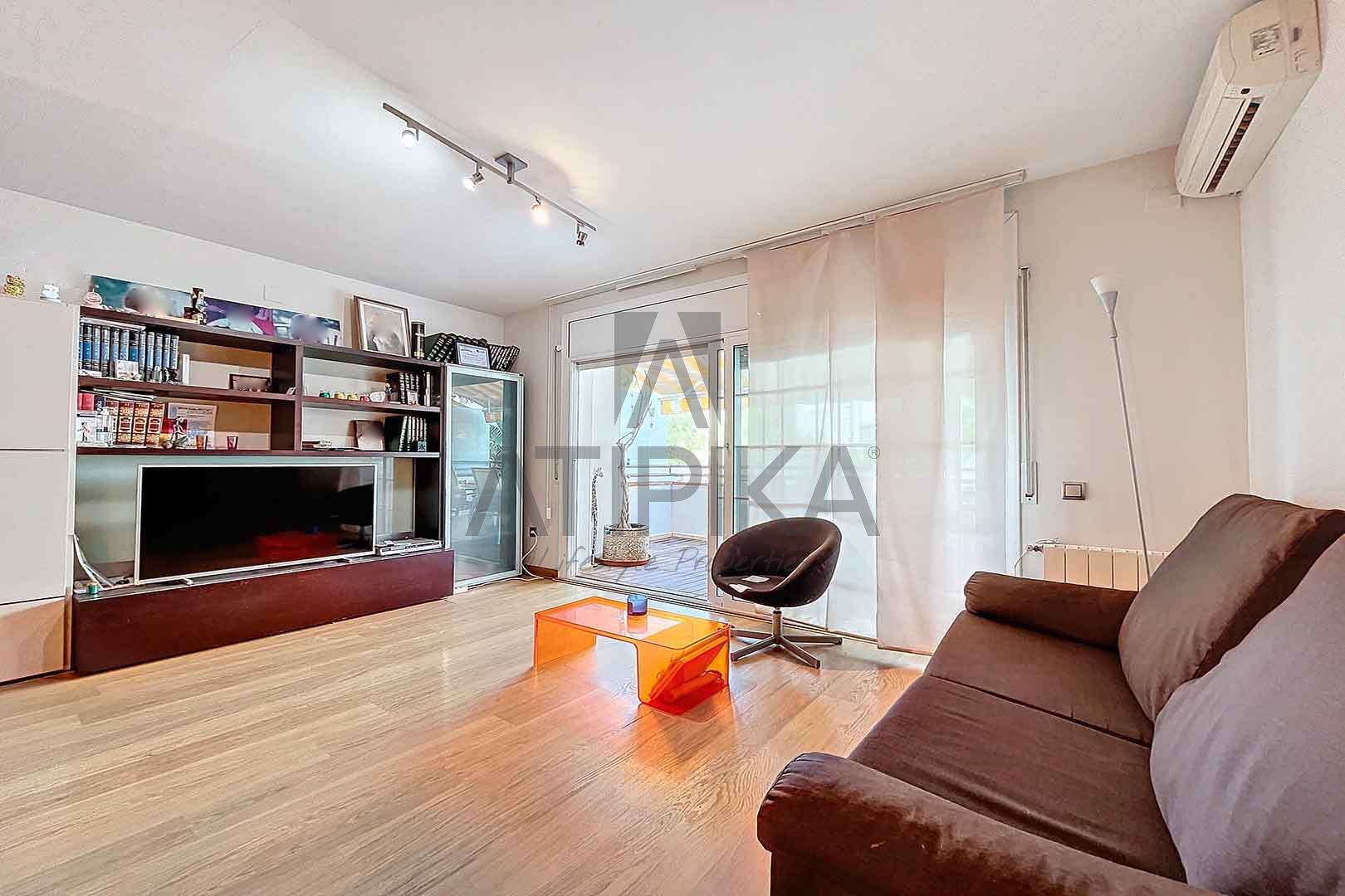 Exterior view of House or chalet for sale in Vilanova i la Geltrú  with Air Conditioner, Heating and Storage room
