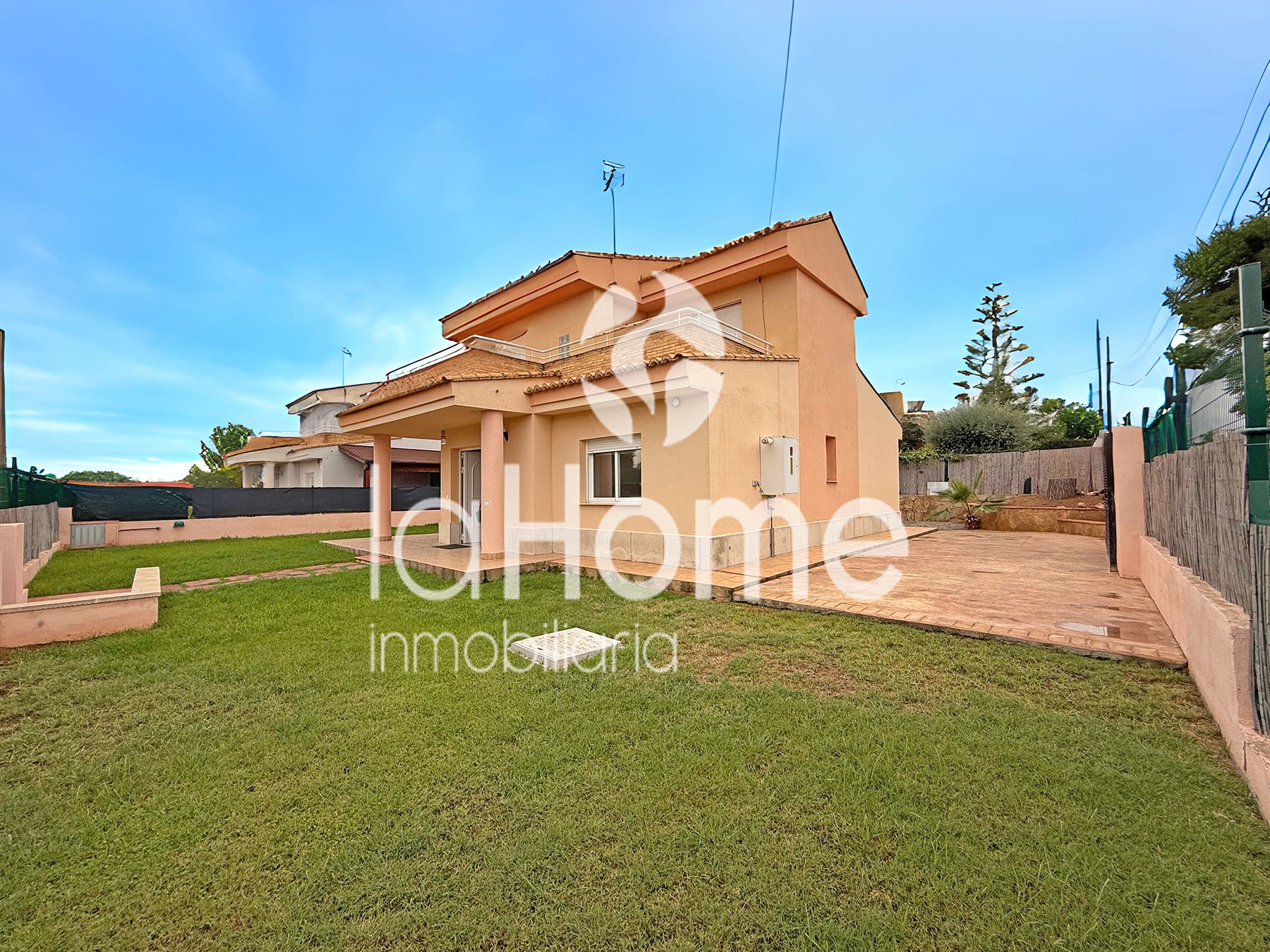 Vista exterior de Casa o xalet en venda en Bétera amb Aire condicionat, Calefacció i Jardí privat