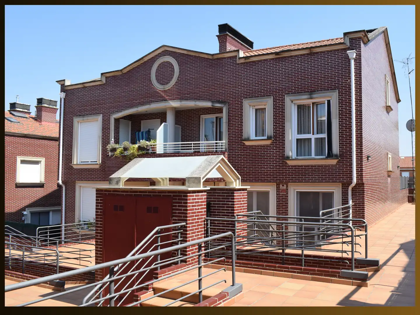 Vista exterior de Casa adosada en venta en Lardero con Aire acondicionado, Calefacción y Terraza