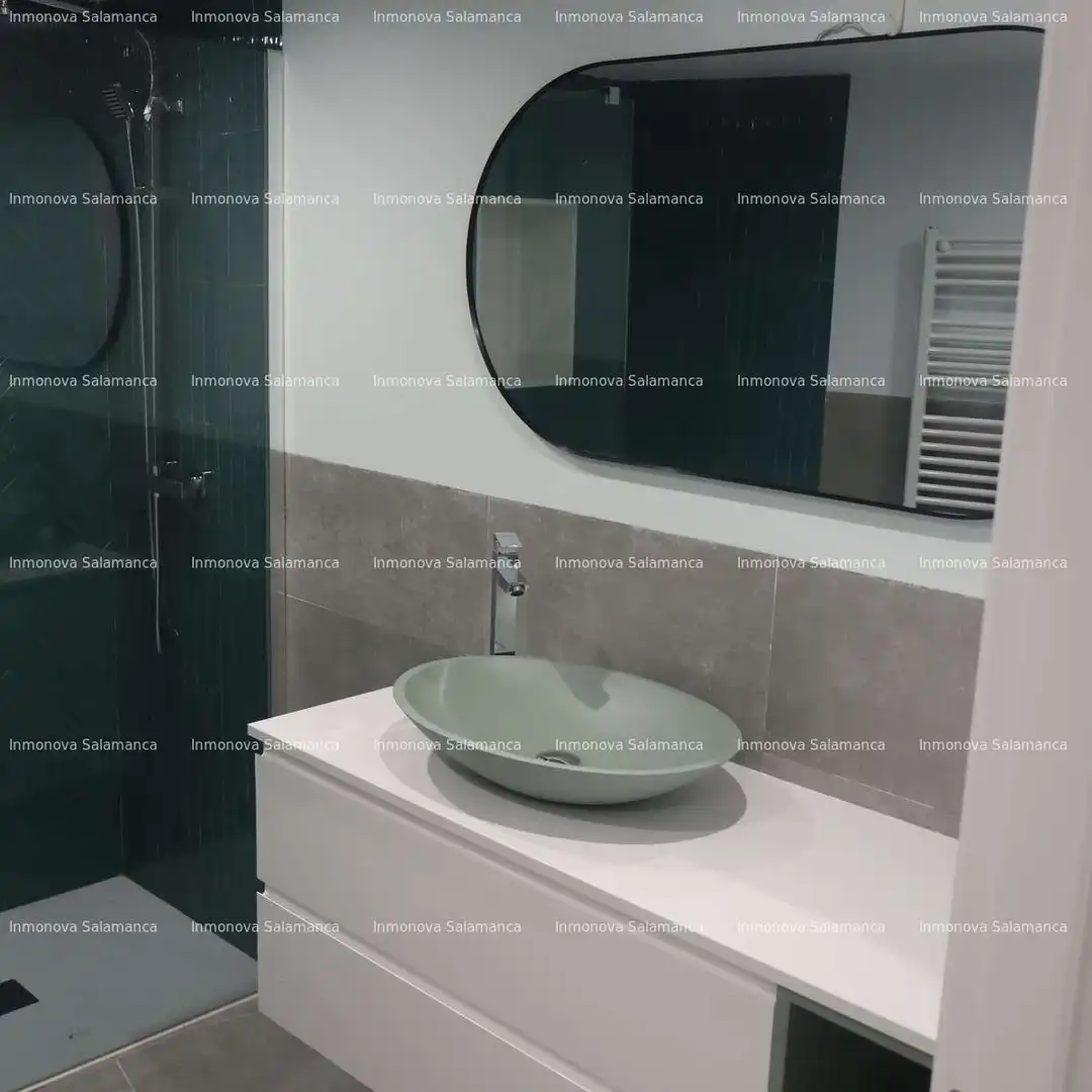 Bathroom of Flat for share in Salamanca  with Heating and Furnished