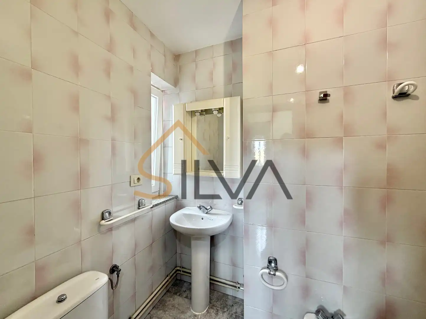 Baño de Piso en venta en Lugo con Calefacción y Horno