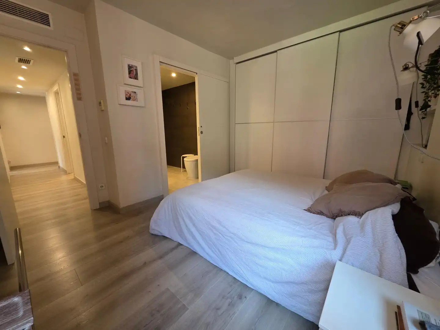 Schlafzimmer von Erdgeschoss zum Verkauf in Barcelona mit Parkett