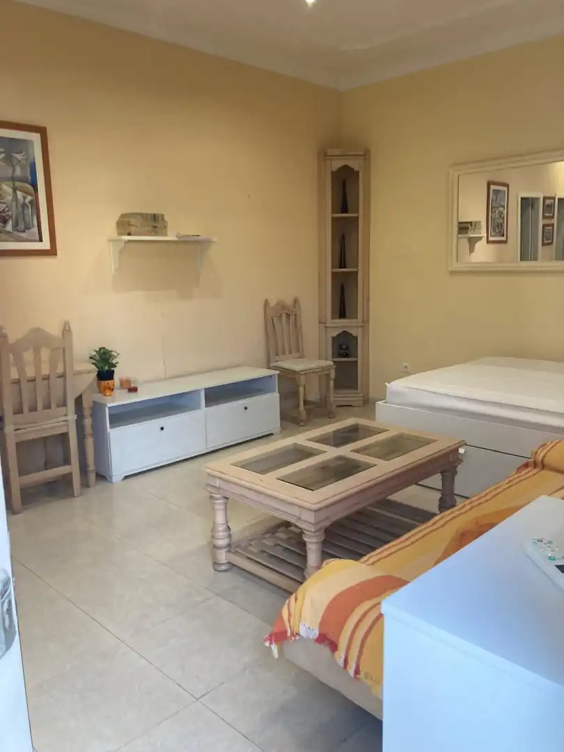 Sala de estar de Estudio de alquiler en Benalmádena con Piscina comunitaria