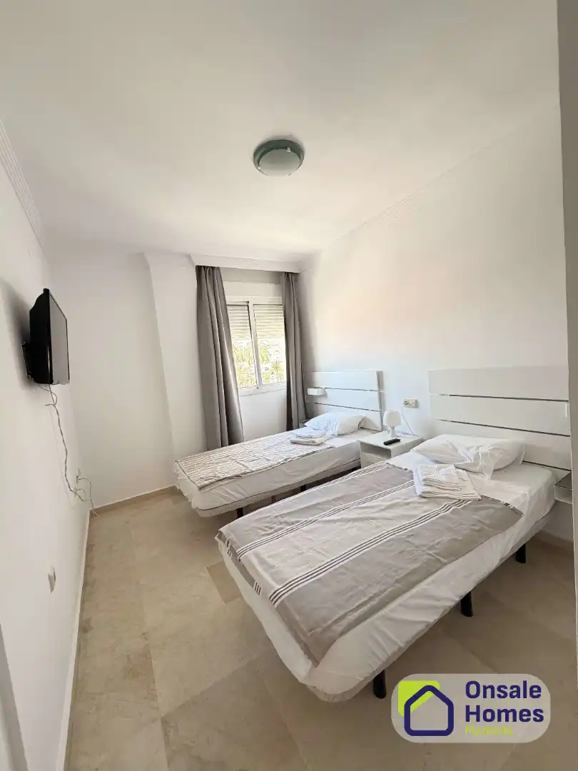 Schlafzimmer von Wohnungen zur Miete in Marbella mit Klimaanlage, Terrasse und Möbliert