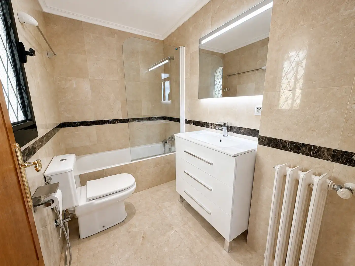 Badezimmer von Einfamilien-Reihenhaus zur Miete in Llucmajor mit Klimaanlage, Heizung und Privatgarten