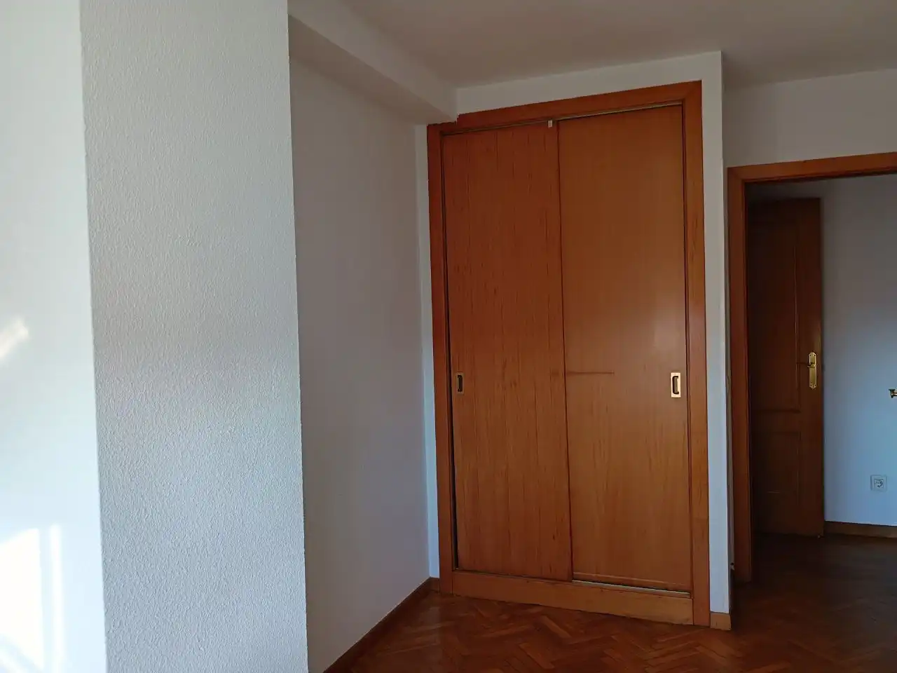Schlafzimmer von Dachboden zur Miete in Madrid mit Klimaanlage, Heizung und Parkett
