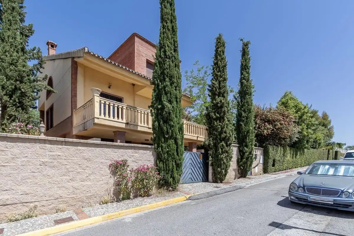 Vista exterior de Casa o xalet en venda en Albolote amb Calefacció, Jardí privat i Traster