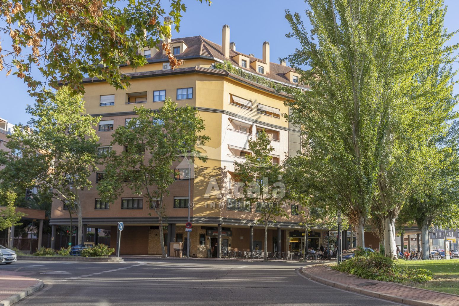 Vista exterior de Pis en venda en Alcalá de Henares amb Aire condicionat, Calefacció i Jardí privat