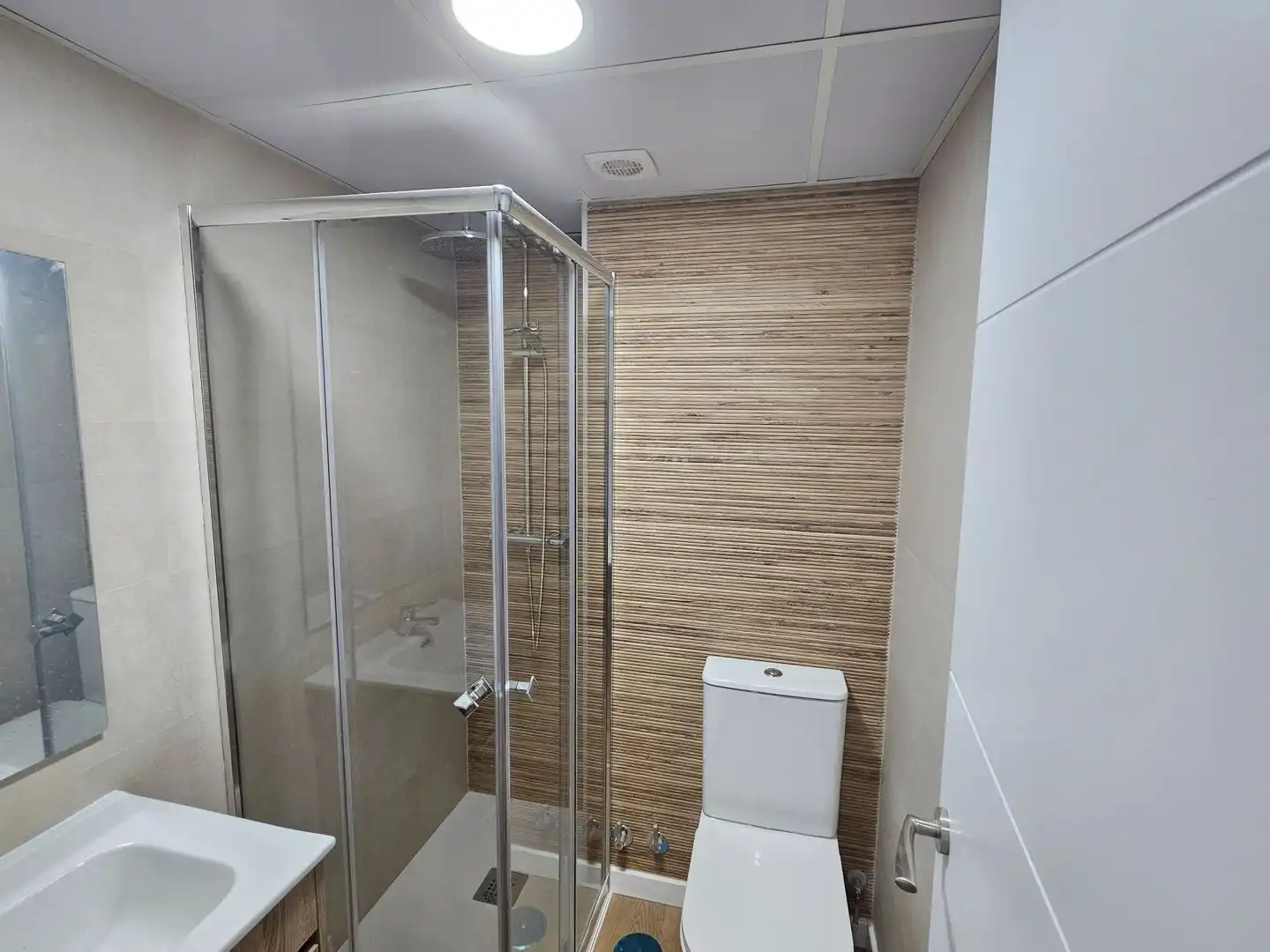 Baño de Piso de alquiler en Madrid con Aire acondicionado y Calefacción