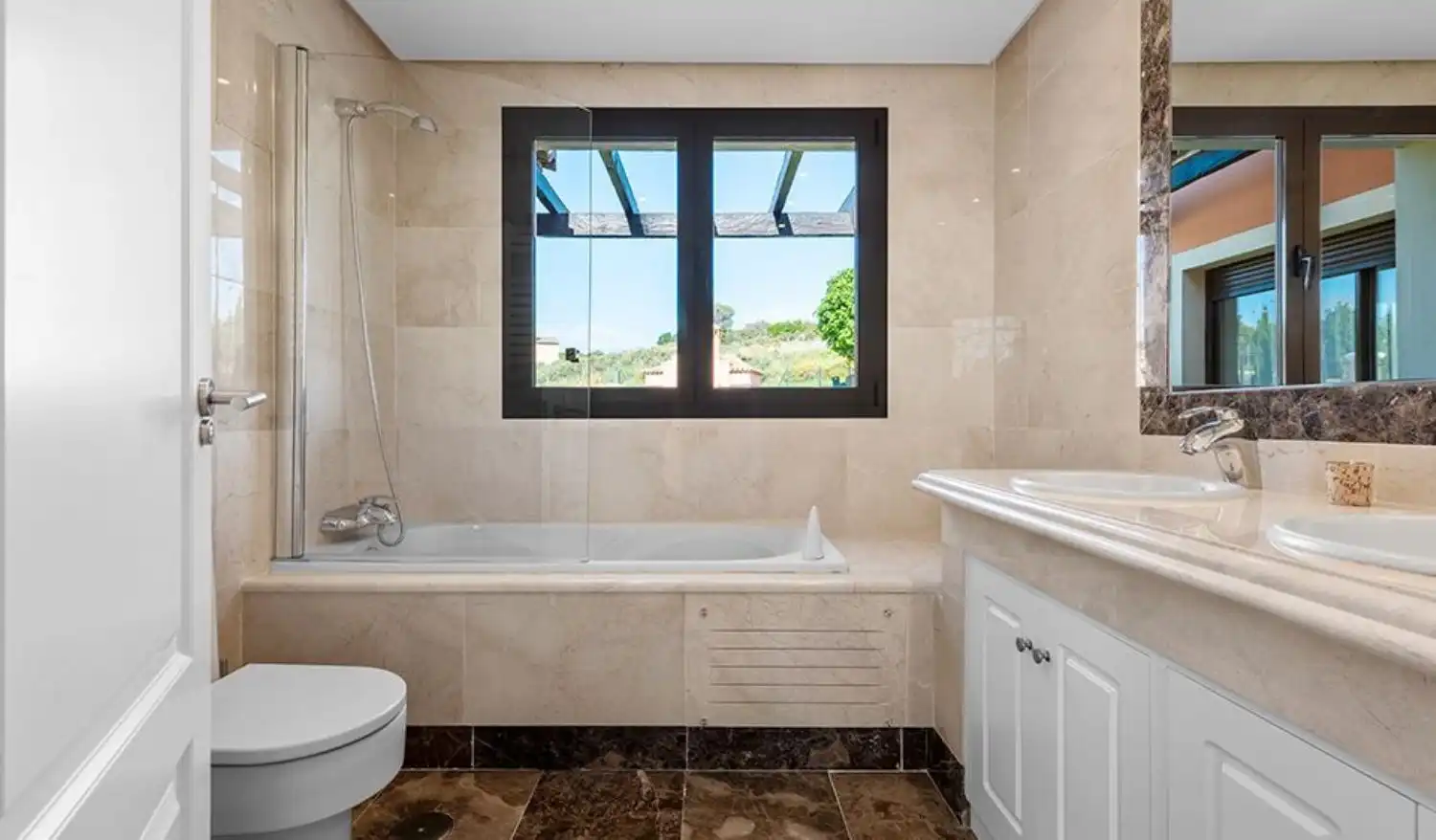 Baño de Casa adosada de alquiler en Estepona con Aire acondicionado, Trastero y Piscina