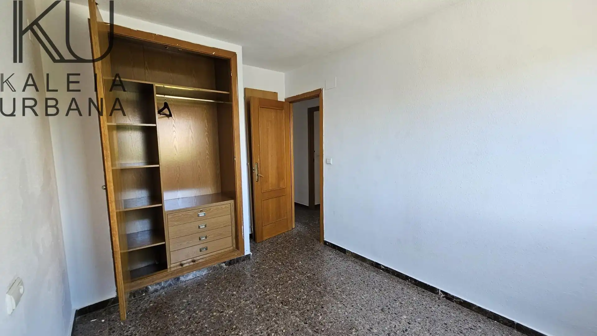 Habitación de Piso en venta en Alicante / Alacant con Aire acondicionado, Terraza y Balcón