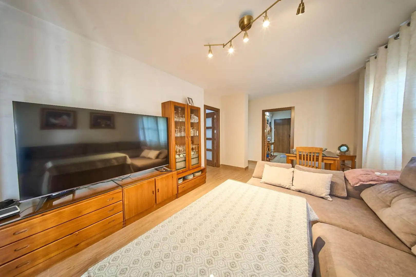 Wohnzimmer von Einfamilien-Reihenhaus zum Verkauf in Jun