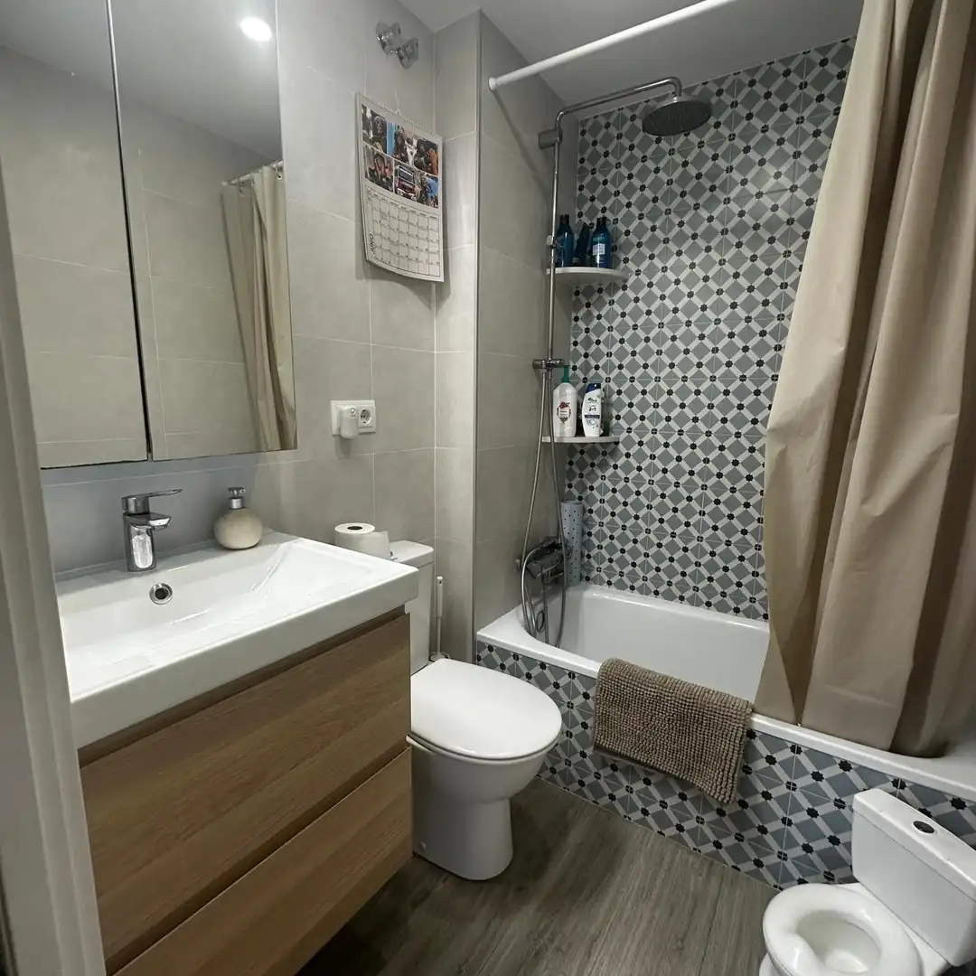 Badezimmer von Wohnung zum Verkauf in L'Hospitalet de Llobregat mit Klimaanlage, Heizung und Parkett