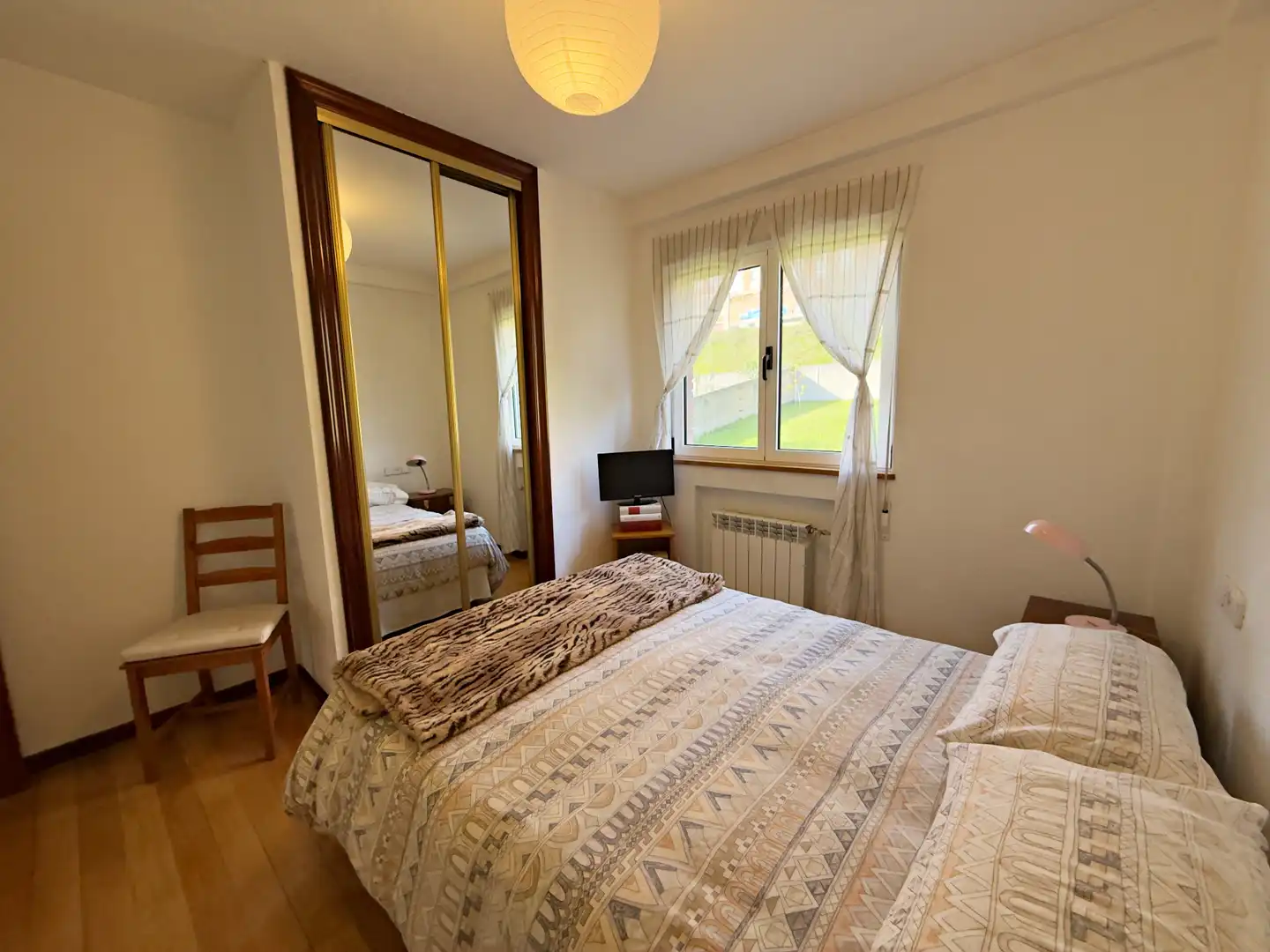 Dormitori de Casa o xalet en venda en Oviedo  amb Calefacció, Jardí privat i Parquet