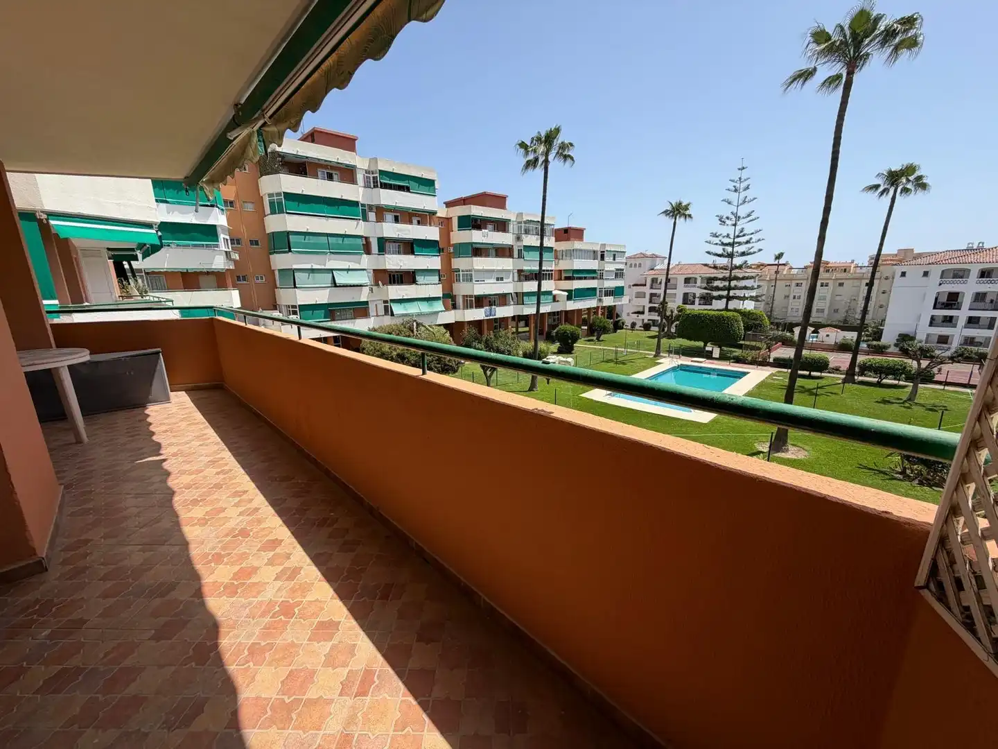 Vista exterior de Piso en venta en Torremolinos con Terraza y Piscina comunitaria