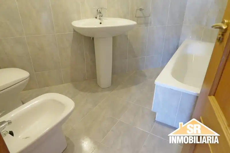 Baño de Piso de alquiler en A Coruña Capital  con Calefacción, Parquet y Horno