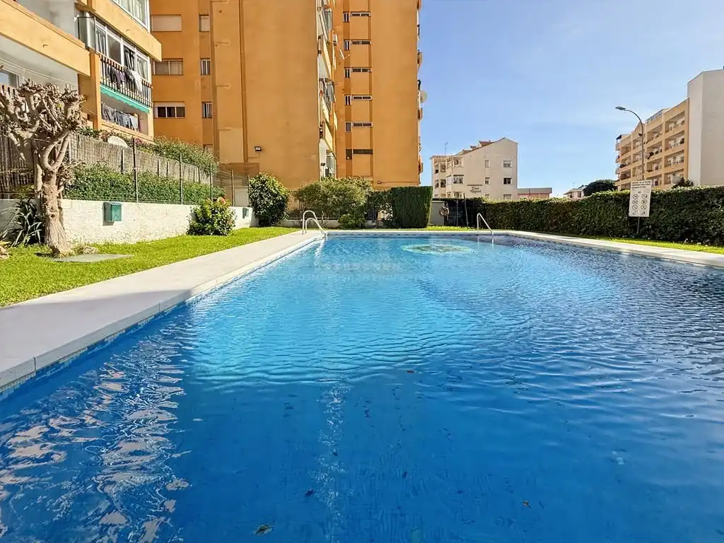 Piscina de Estudio en venta en Benalmádena con Terraza, Amueblado y Piscina comunitaria