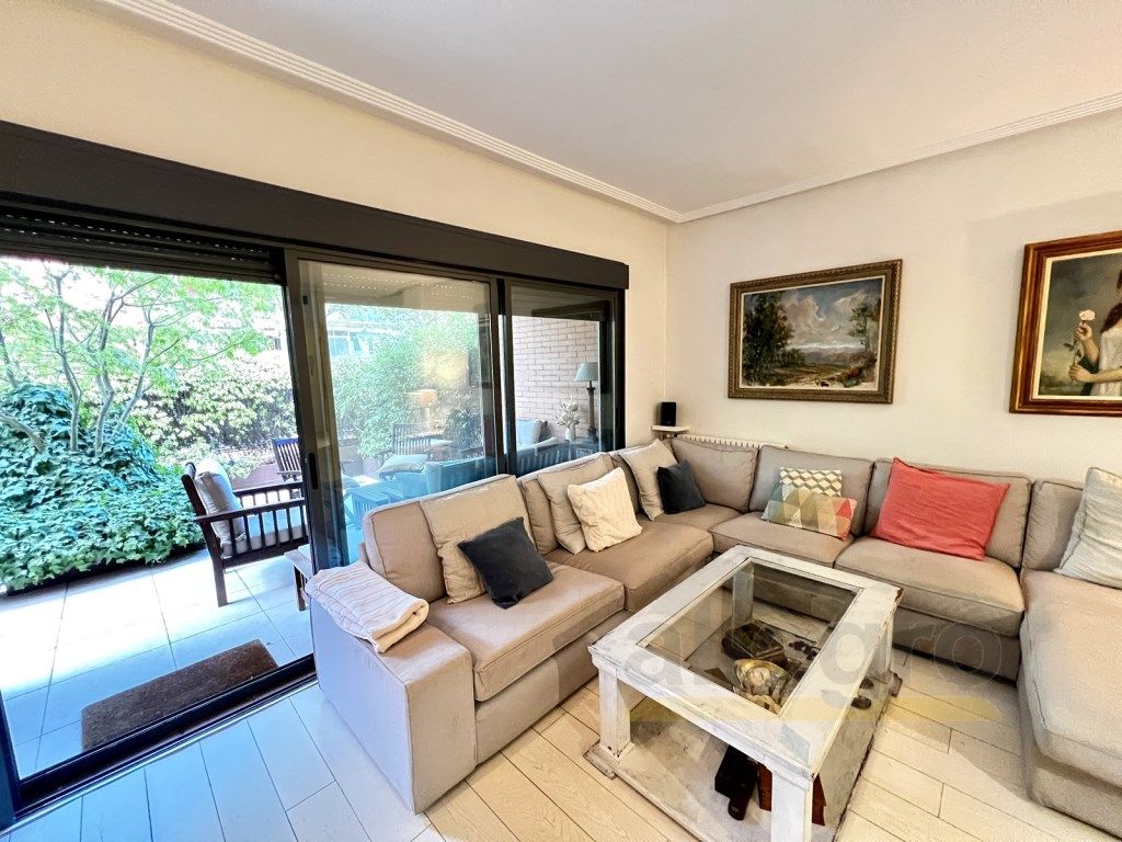 Living room of Flat for sale in Las Rozas de Madrid  with Air Conditioner, Private garden and Community pool