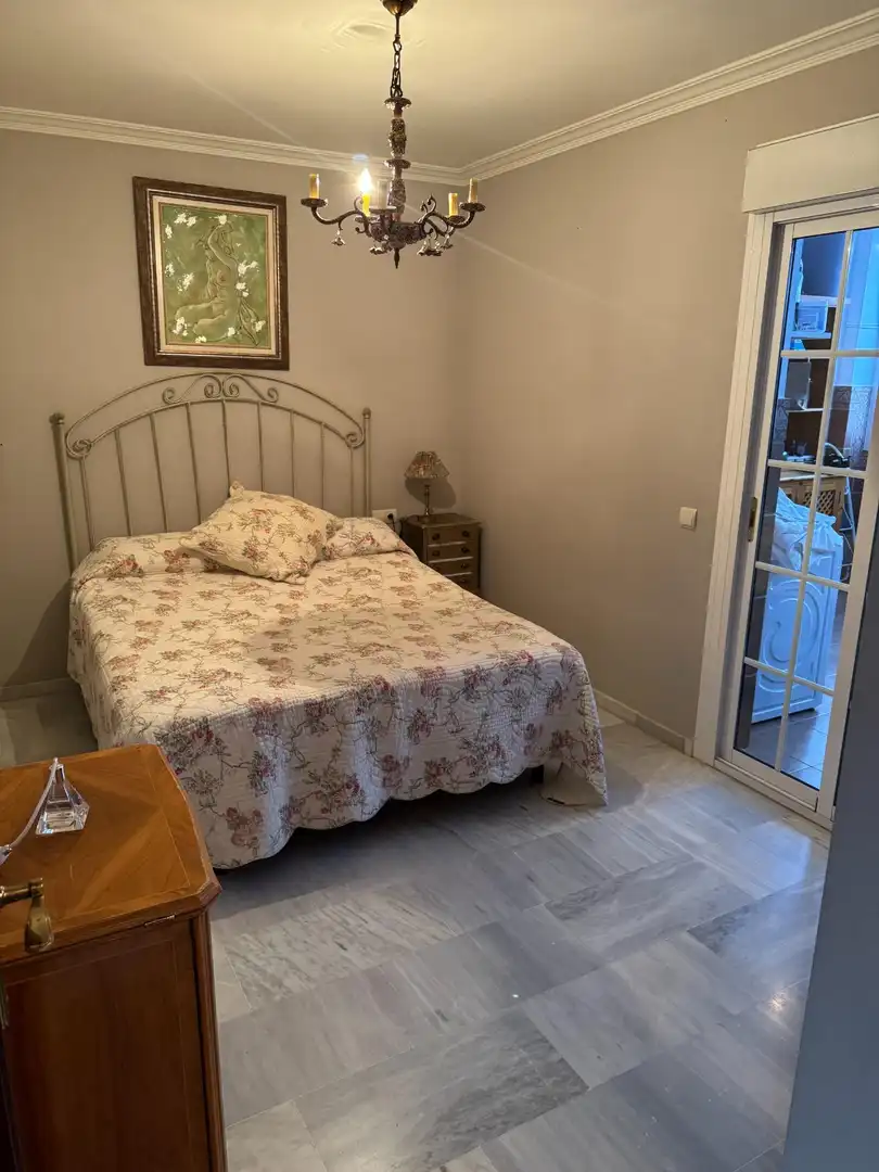 Dormitori de Casa adosada en venda en Morón de la Frontera amb Aire condicionat, Jardí privat i Moblat