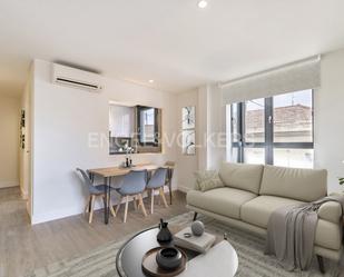 Sala d'estar de Apartament de lloguer en  Madrid Capital amb Aire condicionat i Terrassa