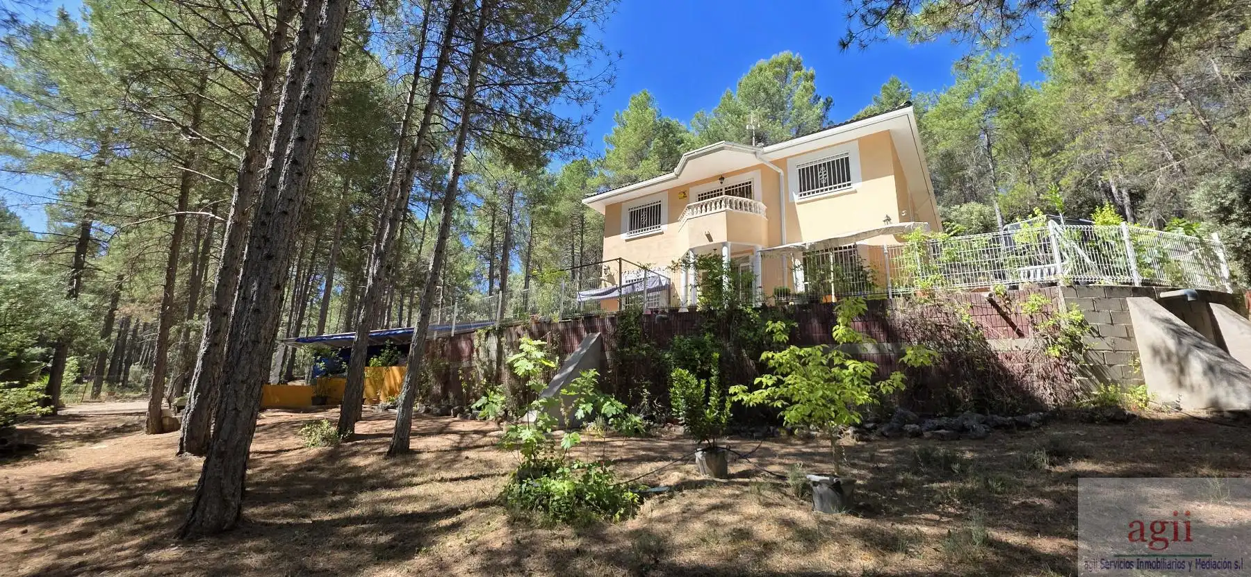 Vista exterior de Casa o xalet en venda en Trillo amb Calefacció, Terrassa i Balcó