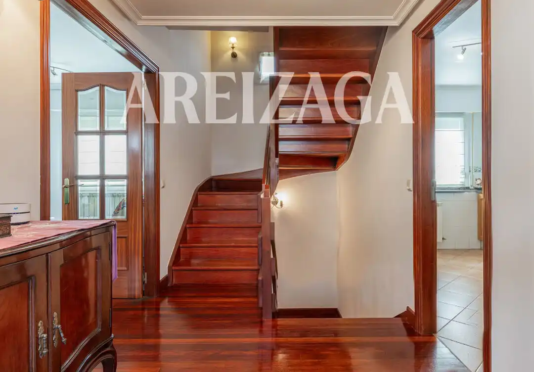 Casa adosada en venda en Donostia - San Sebastián  amb Calefacció, Terrassa i Traster