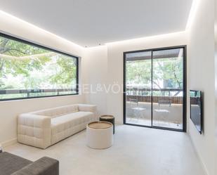 Sala d'estar de Apartament de lloguer en  Madrid Capital amb Aire condicionat i Balcó