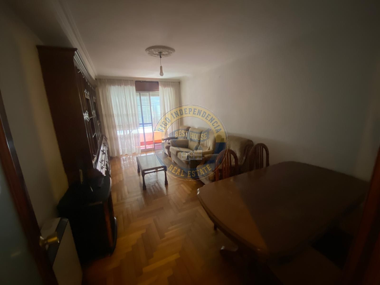 Sala d'estar de Pis de lloguer en Vigo  amb Calefacció, Parquet i Traster