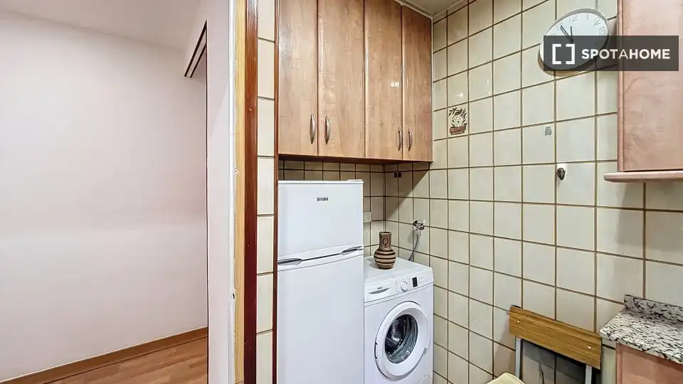 Cuina de Pis de lloguer en Barcelona amb Aire condicionat, Calefacció i Moblat
