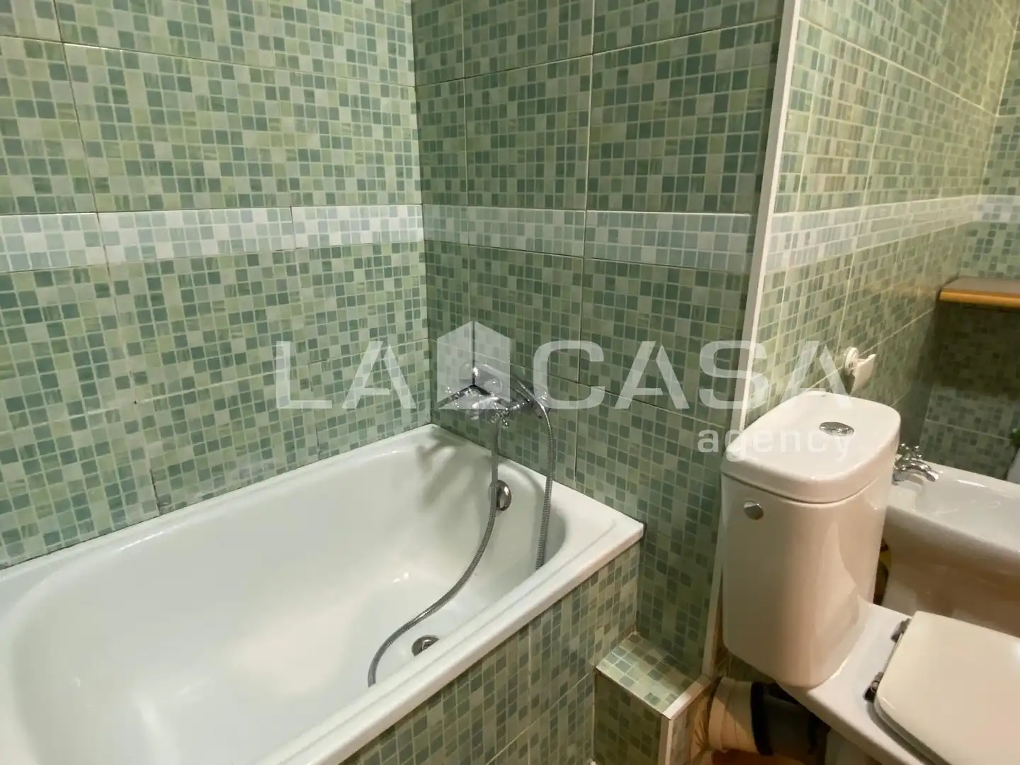 Baño de Ático en venta en Santa Coloma de Gramenet con Calefacción, Terraza y Trastero