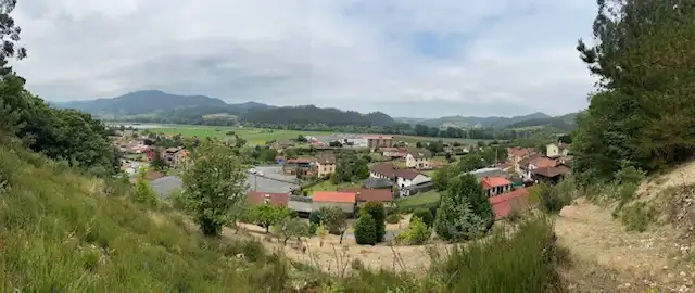 Vista exterior de Casa adosada en venda en Pravia amb Calefacció, Jardí privat i Terrassa