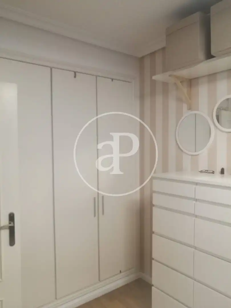 Schlafzimmer von Wohnung zur Miete in Valencia mit Klimaanlage, Möbliert und Balkon