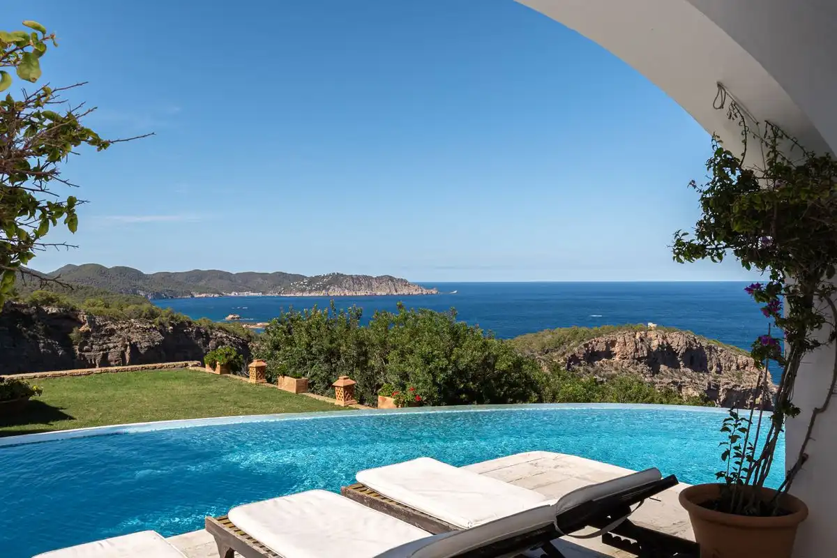 Piscina de Casa o xalet en venda en Santa Eulària des Riu amb Aire condicionat, Calefacció i Jardí privat