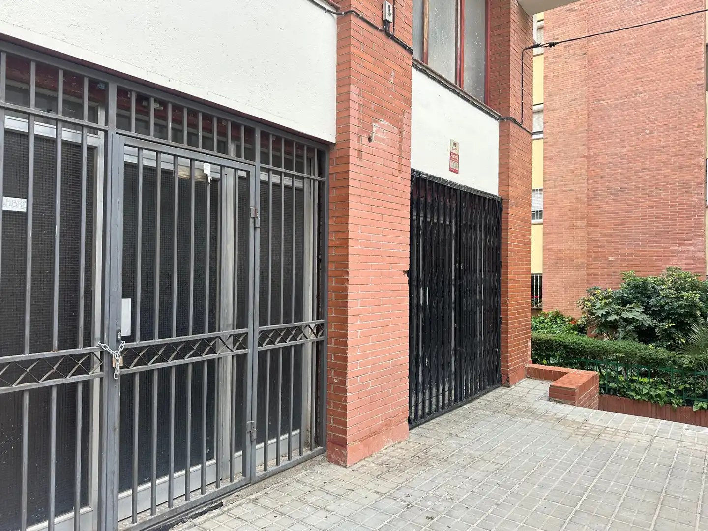 Vista exterior de Edificio en venta en Barcelona con Alarma