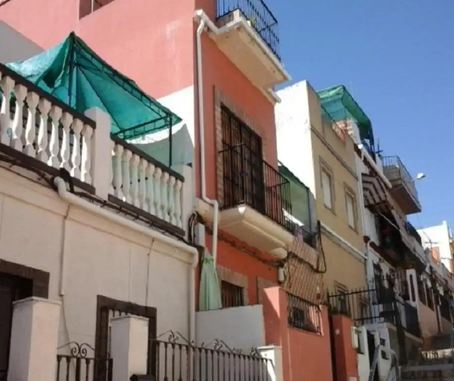 Vista exterior de Casa adosada en venda en San Juan de Aznalfarache amb Alarma