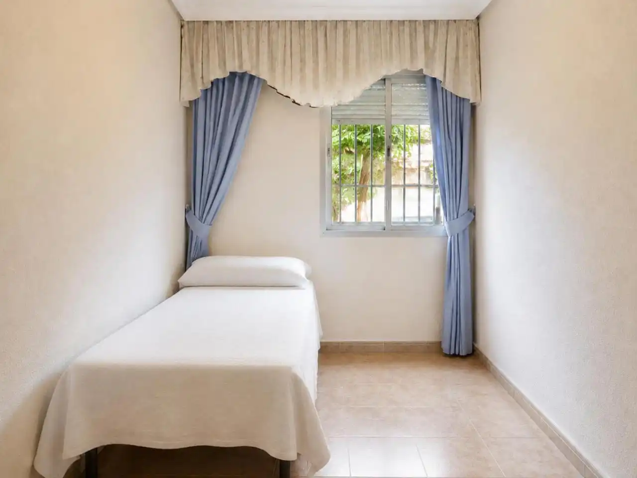 Habitación de Planta baja en venta en San Juan de Aznalfarache con Trastero y Amueblado
