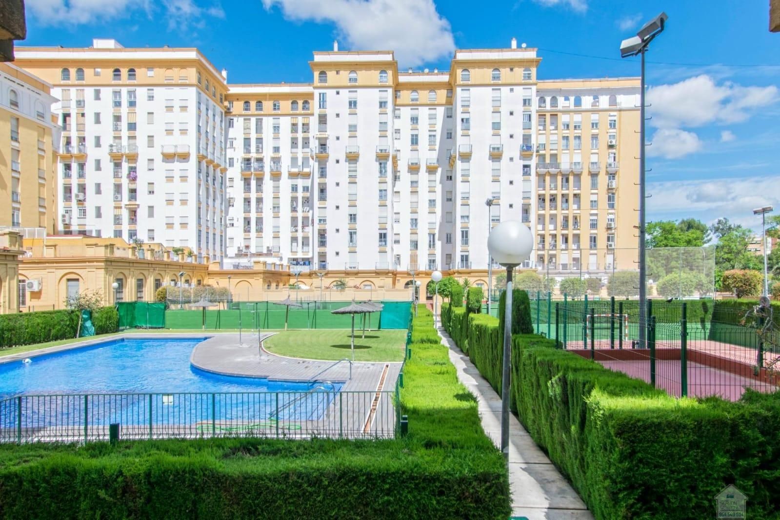 Vista exterior de Apartament en venda en  Sevilla Capital amb Terrassa i Piscina comunitària