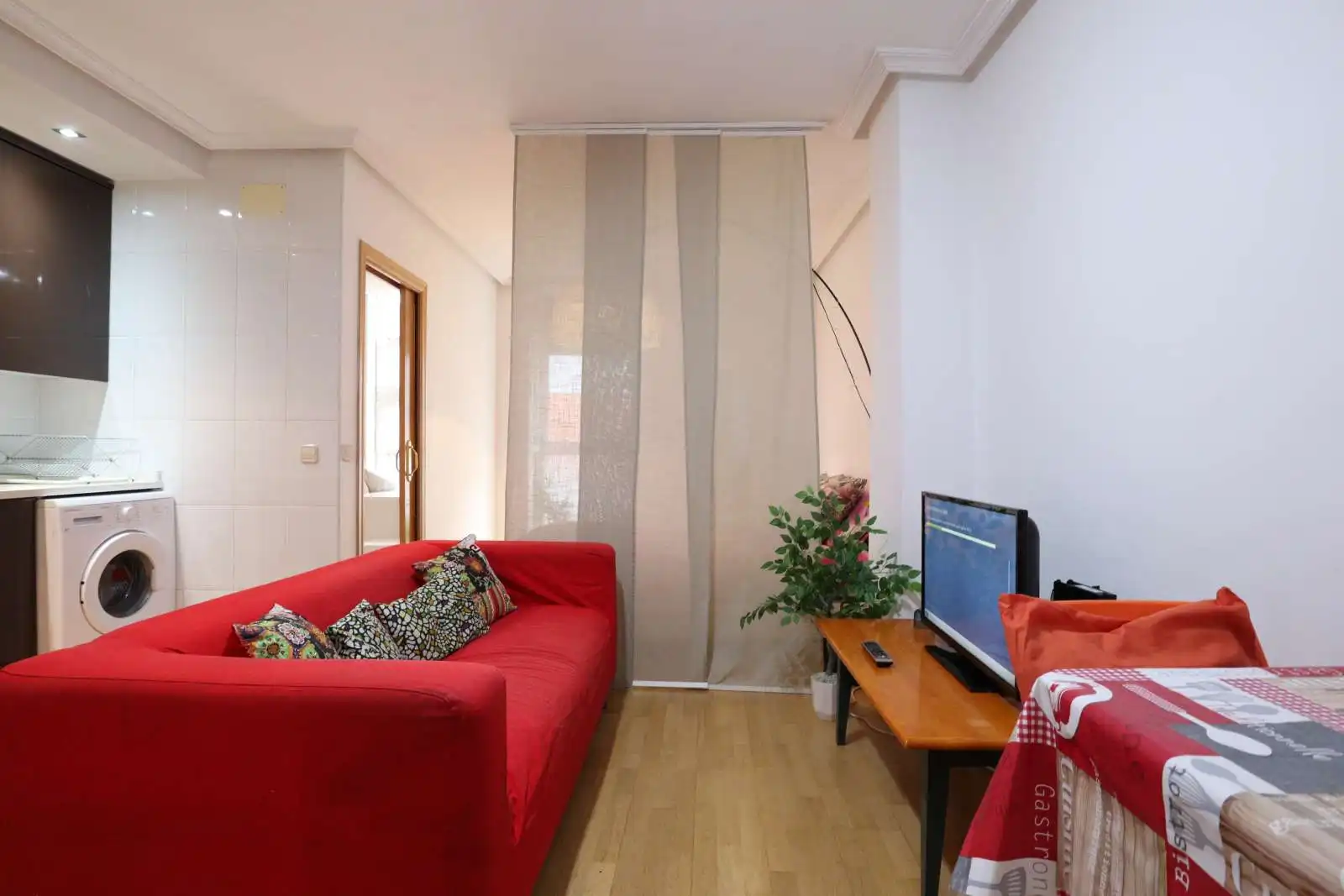 Sala d'estar de Estudi per a compartir en Madrid amb Aire condicionat, Terrassa i Moblat
