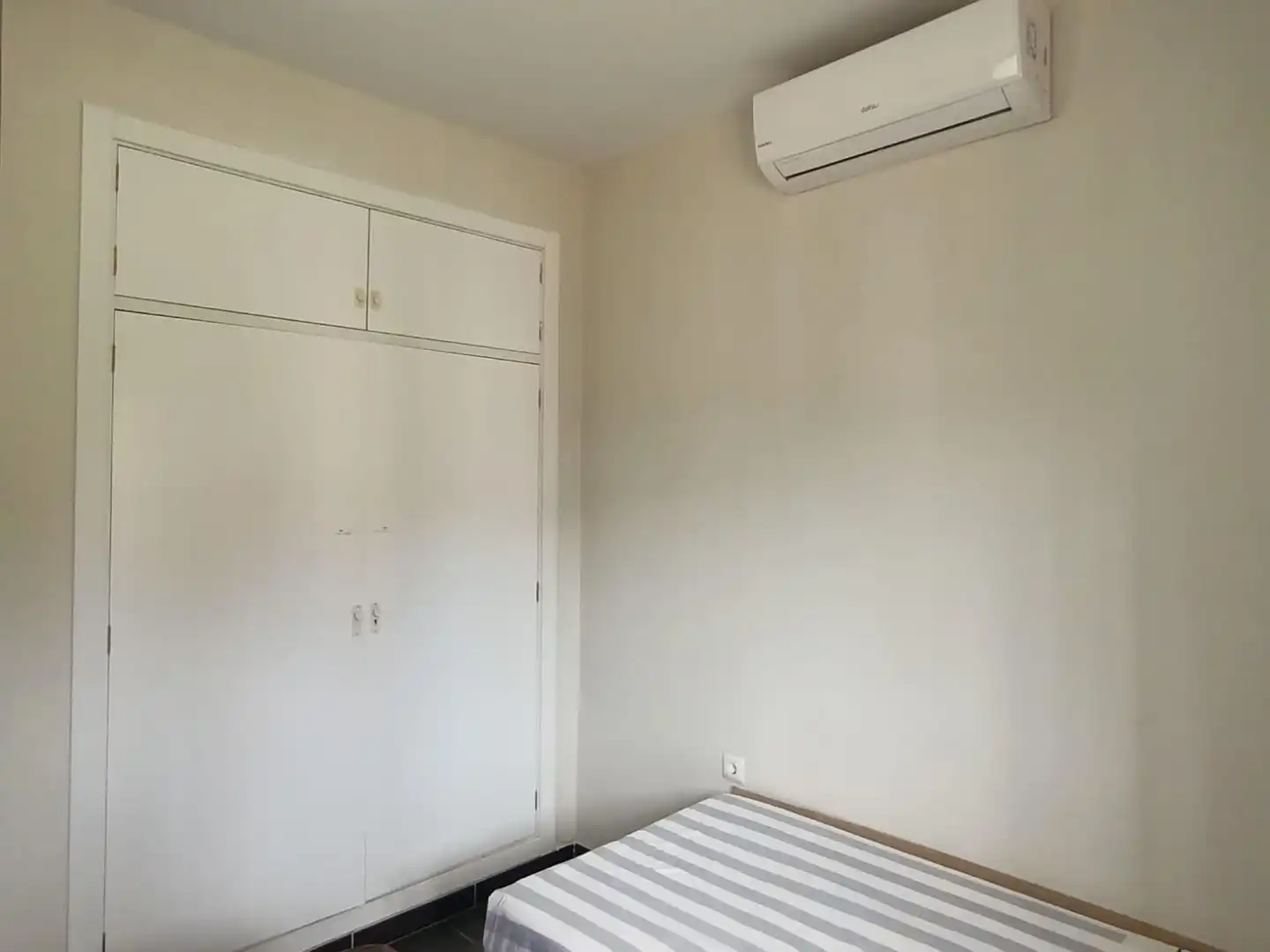Habitación de Casa o chalet en venta en Chiclana de la Frontera con Aire acondicionado, Jardín privado y Trastero