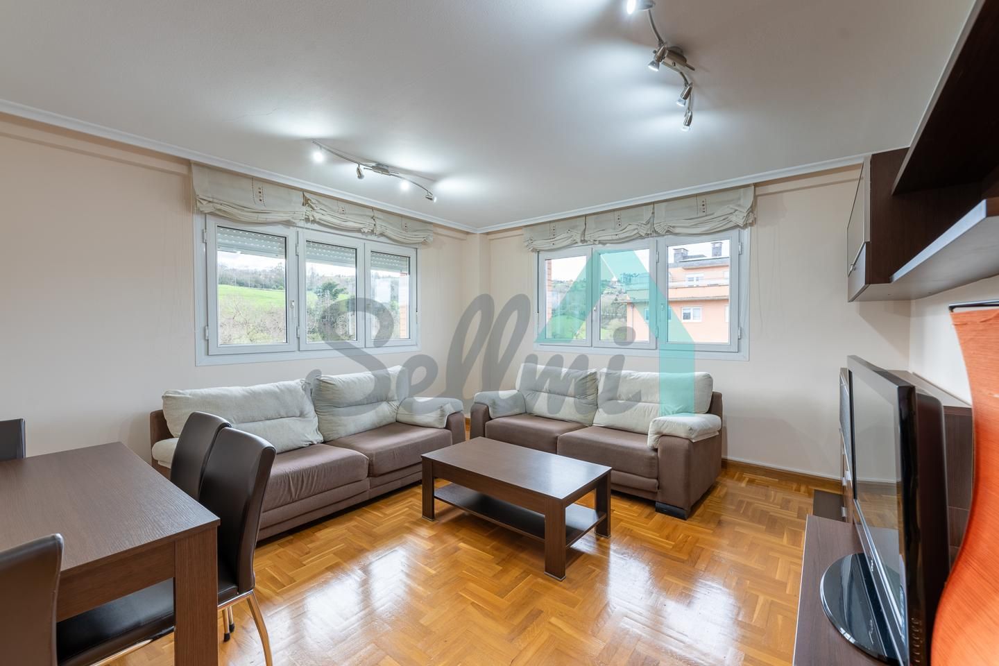 Sala d'estar de Pis de lloguer en Oviedo  amb Calefacció i Parquet