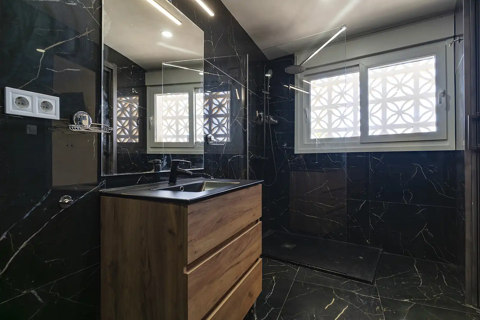 Bathroom of Houses for sale in Benalmádena  with Air Conditioner, Terrace and Swimming Pool