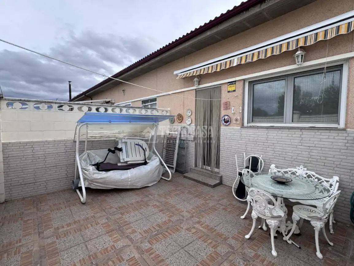 Terrassa de Casa adosada en venda en Villasabariego amb Domòtica i Piscina comunitària