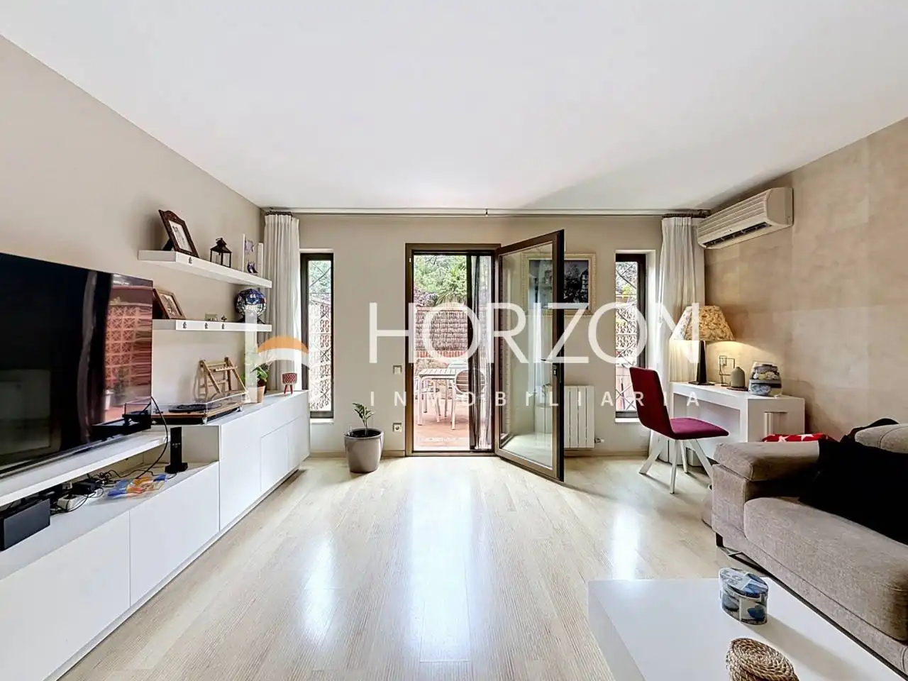 Living room of Detached homes for sale in Barcelona  with Air Conditioner, Heating and Private garden